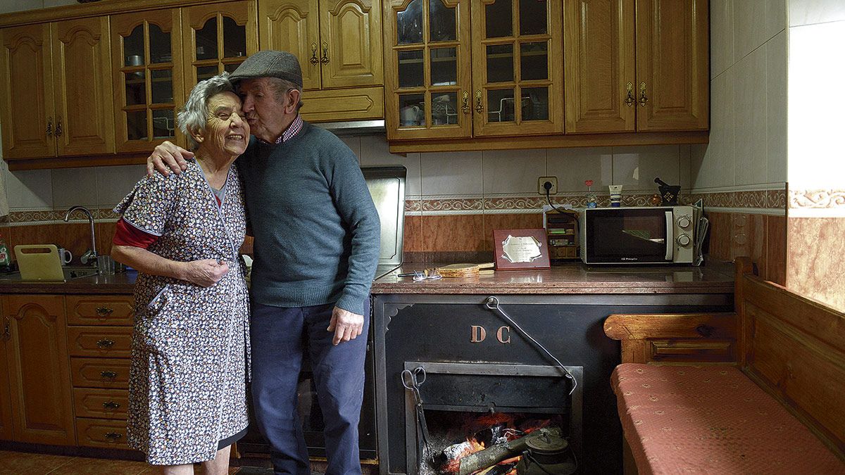 "Dame un beso para la foto" le pidió Clara a David y ‘El Rubio’ no lo dudó. "Después de casi sesenta años", decía ella. | MAURICIO PEÑA
