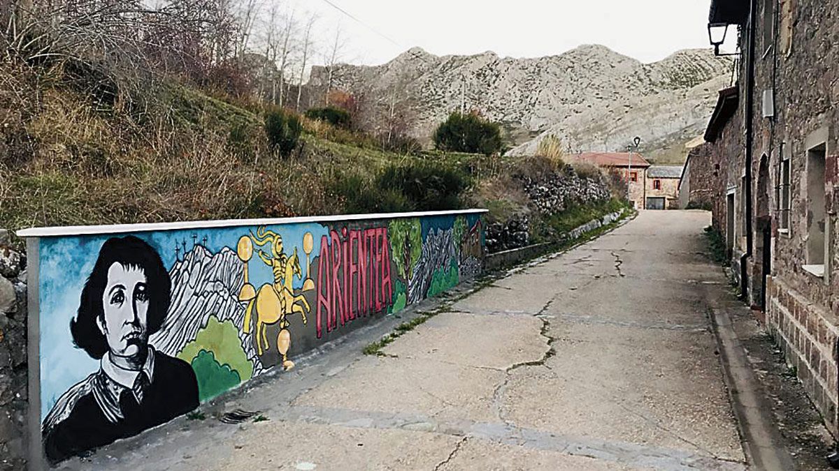 El muro construido exclusivamente para poder hacer un gran mural ya luce la imagen de La Dama y otros elementos propios de Arintero.