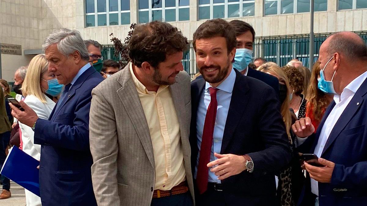 El presidente del PP de León, Javier Santiago Vélez, junto a Pablo Casado. | L.N.C.