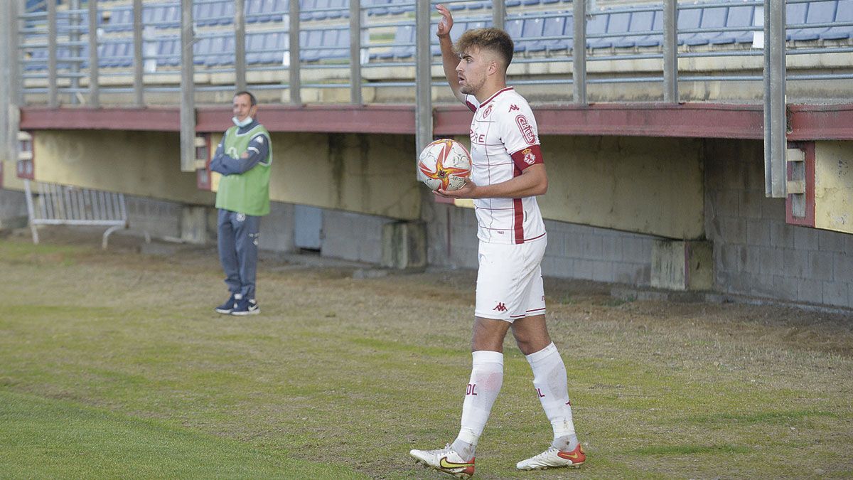 Manso se dispone a sacar de banda con el Júpiter. | MAURICIO PEÑA Manso se dispone a sacar de banda con el Júpiter. | MAURICIO PEÑA