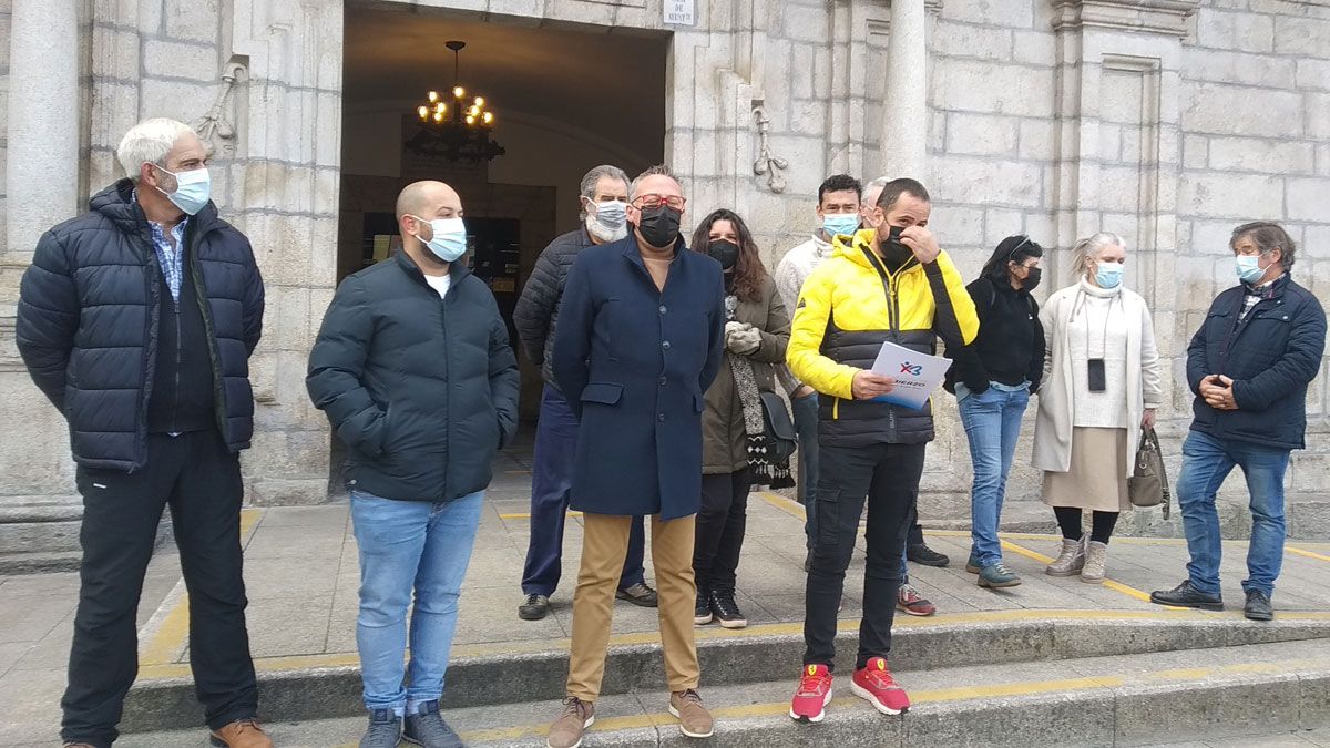 Pedáneos apostados a las puertas del Consistorio de Ponferrada para pedir a la oposición que frene su política de foto de baches. | MAR IGLESIAS