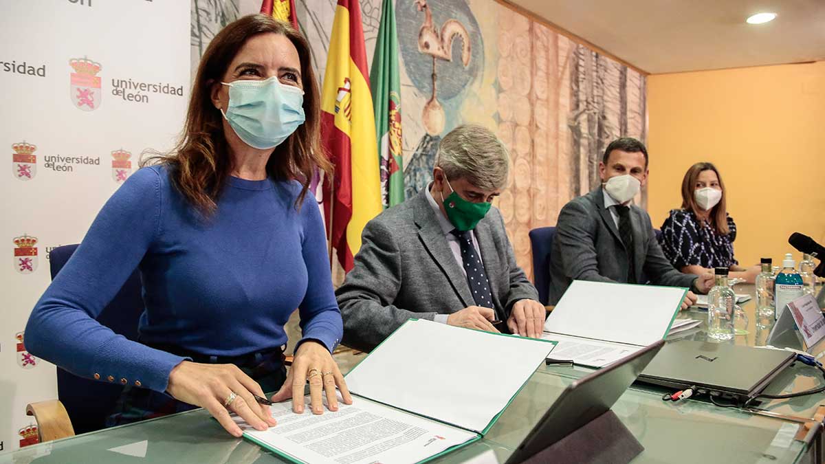 Firma del convenio entre la Universidad de León y la Junta. | ICAL