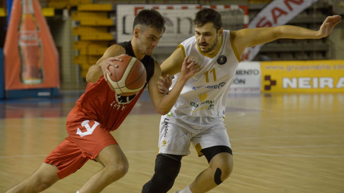 Un instante del derbi entre Reino de León y Basket León en el Palacio. | MAURICIO PEÑA