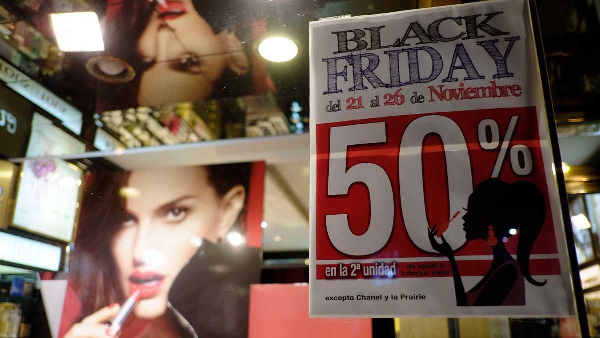 Muchos escaparates lucen ya las ofertas del Black Friday. | DANIEL MARTÍN