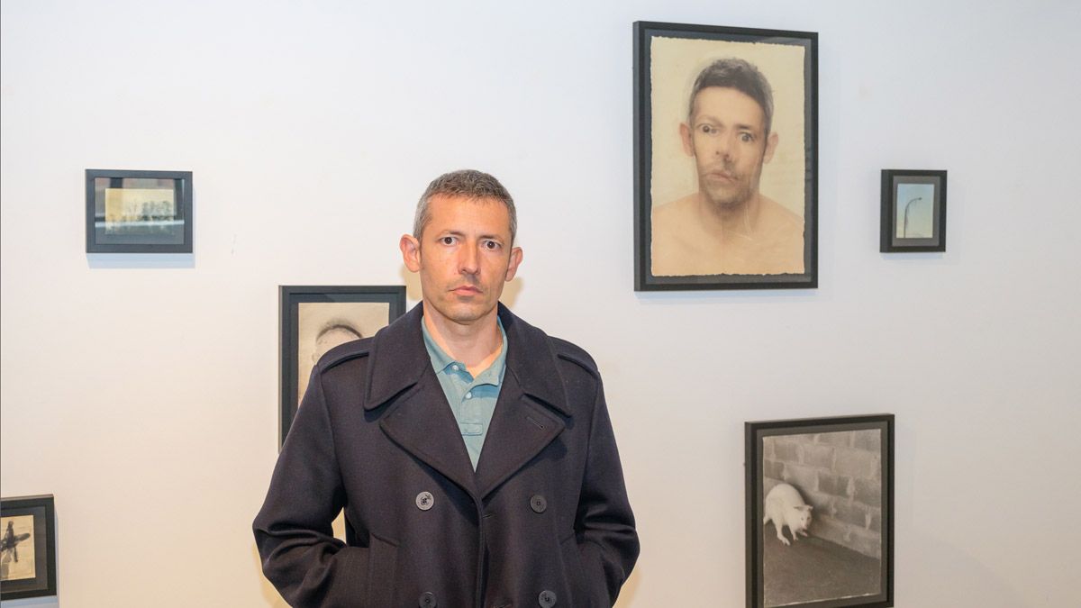 El fotógrafo bilbaíno David Inclán en la inauguración de ‘Expositivos 21’ en el Palacín. | VICENTE GARCÍA