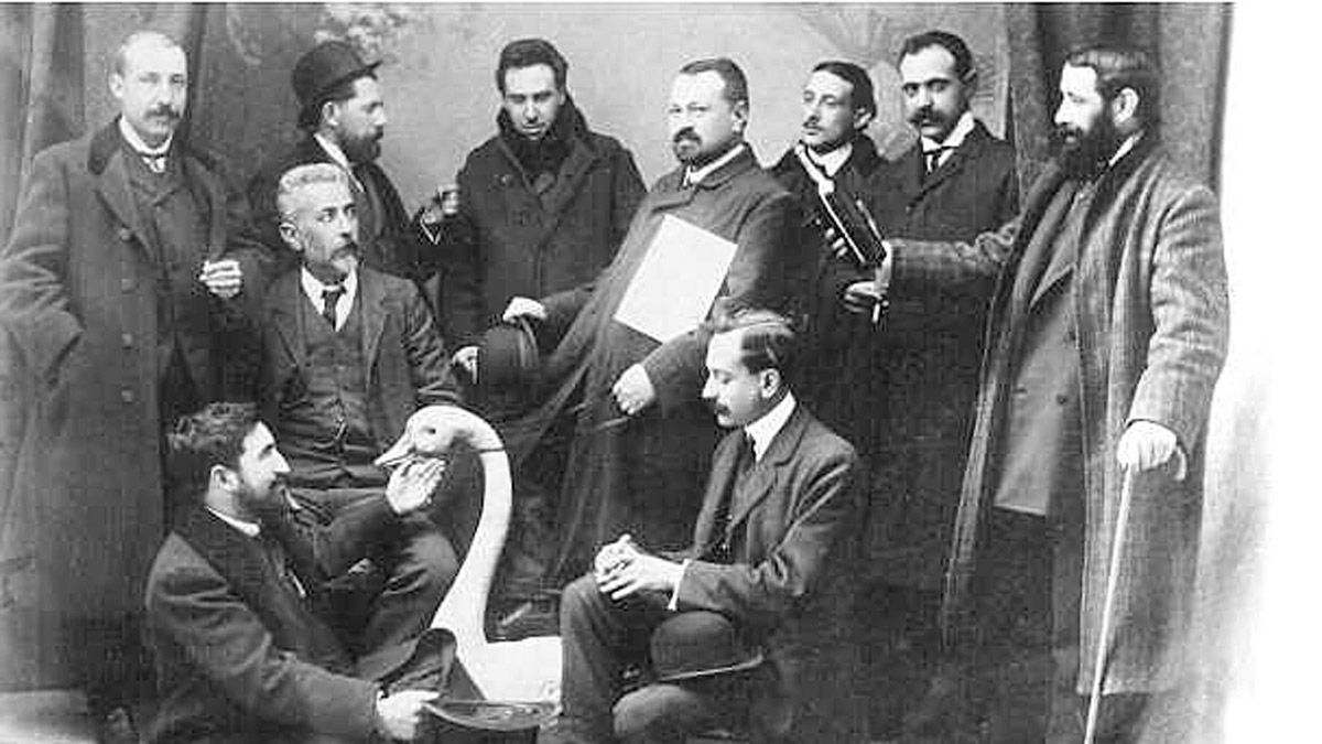 Claustro de profesores del instituto de Soria con Machado en el centro mirando hacia abajo.