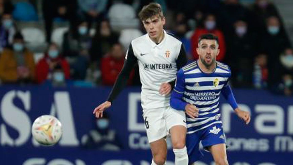 Agus pelea por un balón dividido ante el Sporting. | LALIGA