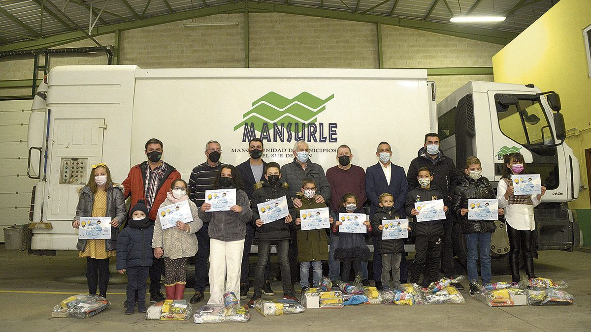 Foto de familia de los premiados en el XXI Concurso de Cuentos y Dibujos de Mansurle. | MAURICIO PEÑA