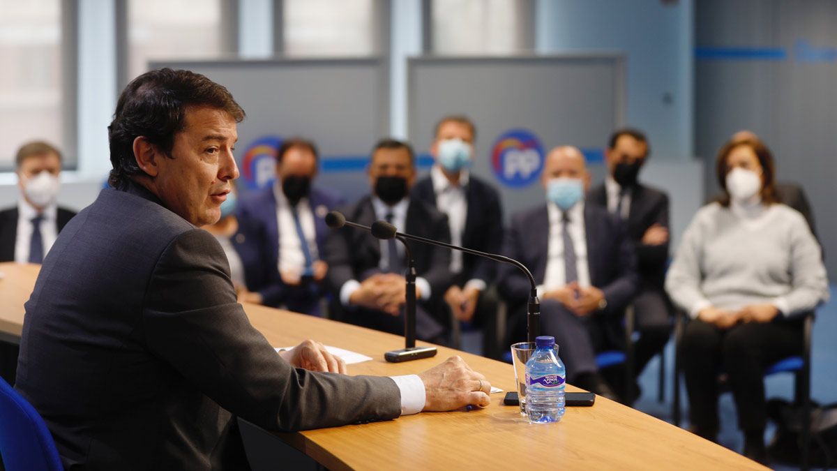 El presidente del PP de Castilla y León, Alfonso Fernández Mañueco, durante su comparecencia. | ICAL