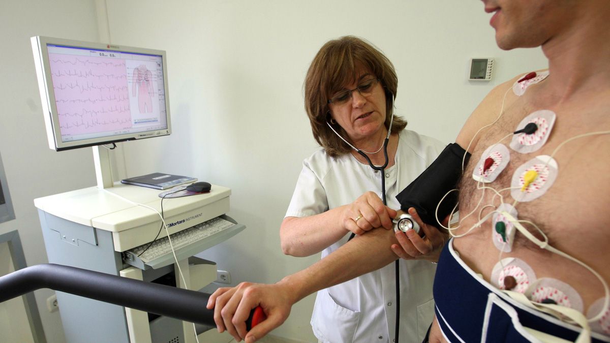 Una enfermera toma la tensión a un paciente antes de una prueba de esfuerzo. | M. Chacón (Ical) Una enfermera toma la tensión a un paciente antes de una prueba de esfuerzo. | M. Chacón (Ical)