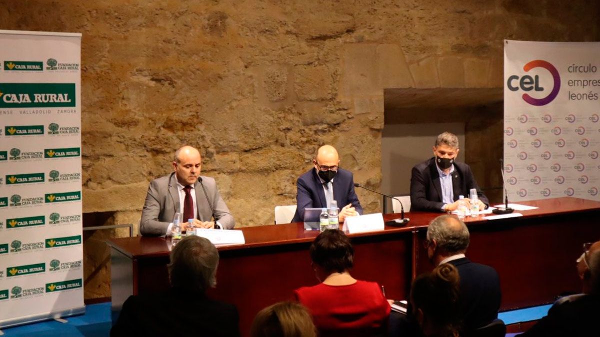 Un momento de la conferencia en el Palacio Conde Luna. | L.N.C.