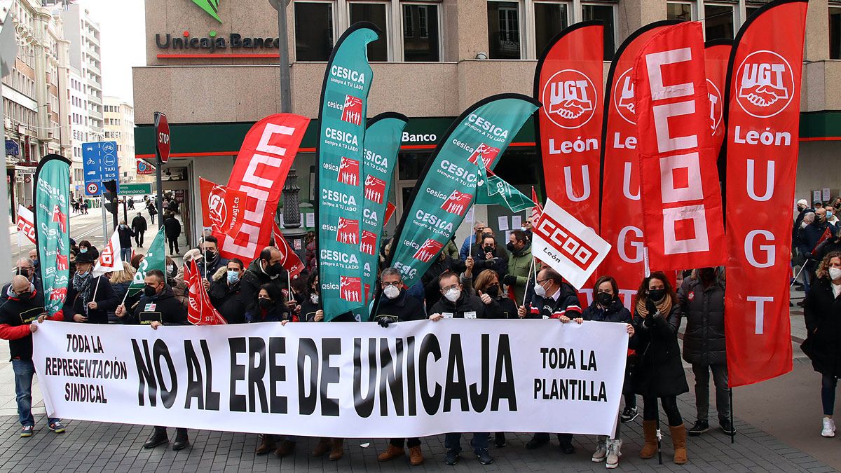 Protesta de los trabajadores de Unicaja convocada en Ordoño. | PEIO GARCÍA / ICAL