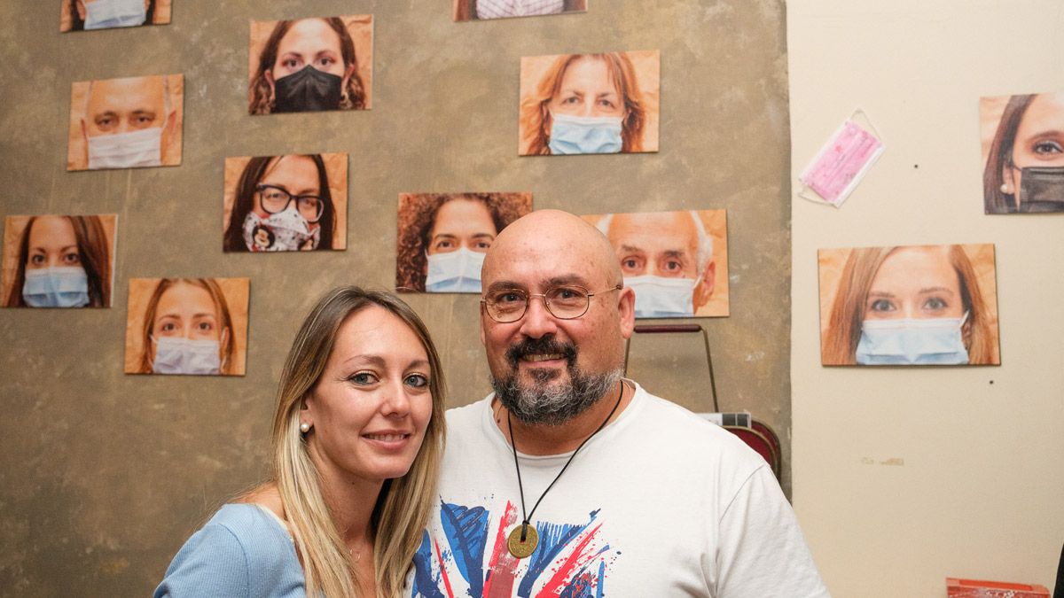 Nuria Salas con el fotógrafo Marcelo Óscar Barrientos Tettamanti en la exposición del Café Bellas Artes. | VICENTE GARCÍA