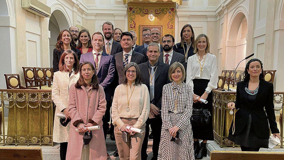 Foto de familia de los 13 nuevos miembros de la Academia Joven de España, entre los que está la leonesa María Martínez Valladares (arriba a la derecha). | L.N.C.
