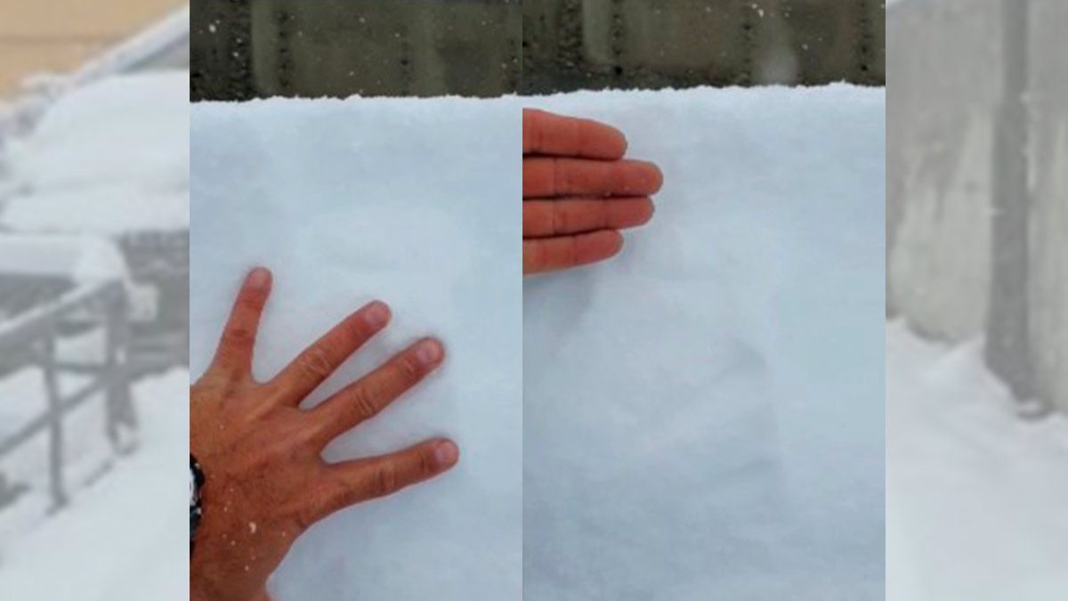 Sergio, vecino de Villablino, compara la intensidad de la nevada del sábado y del domingo. | SERGIO