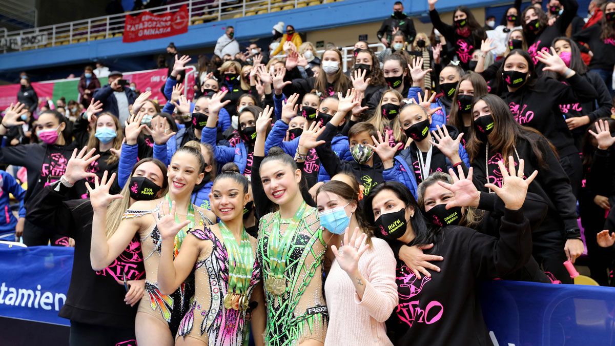 Las gimnastas del Ritmo celebran el triunfo, marcando el quinto título con la mano, con el resto del club. | L.N.C.