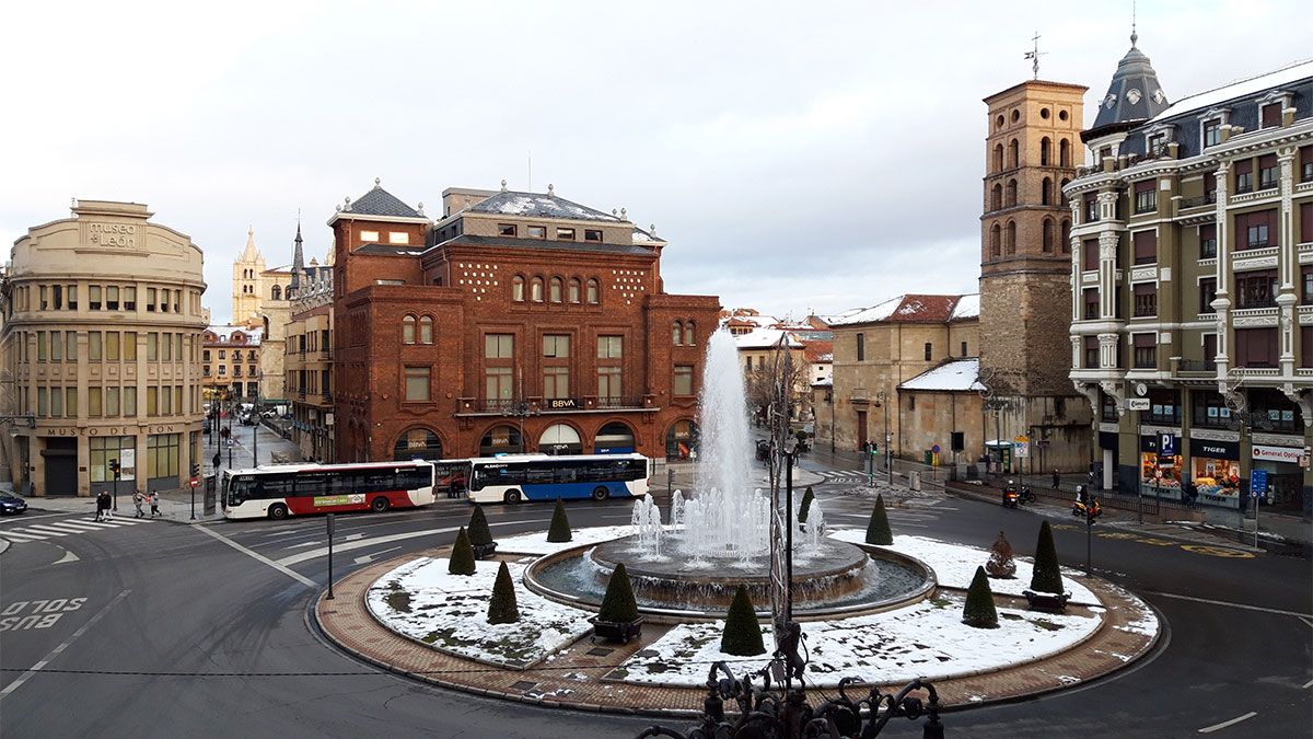 La nieve ha ido desapareciendo de la capital leonesa a lo largo de la jornada de este domingo. | L.N.C.