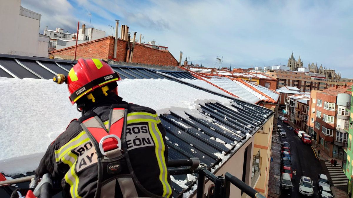 Entre otras, han intervenido en la calle Daoiz y Velarde. | BOMBEROS AYTO. LEÓN