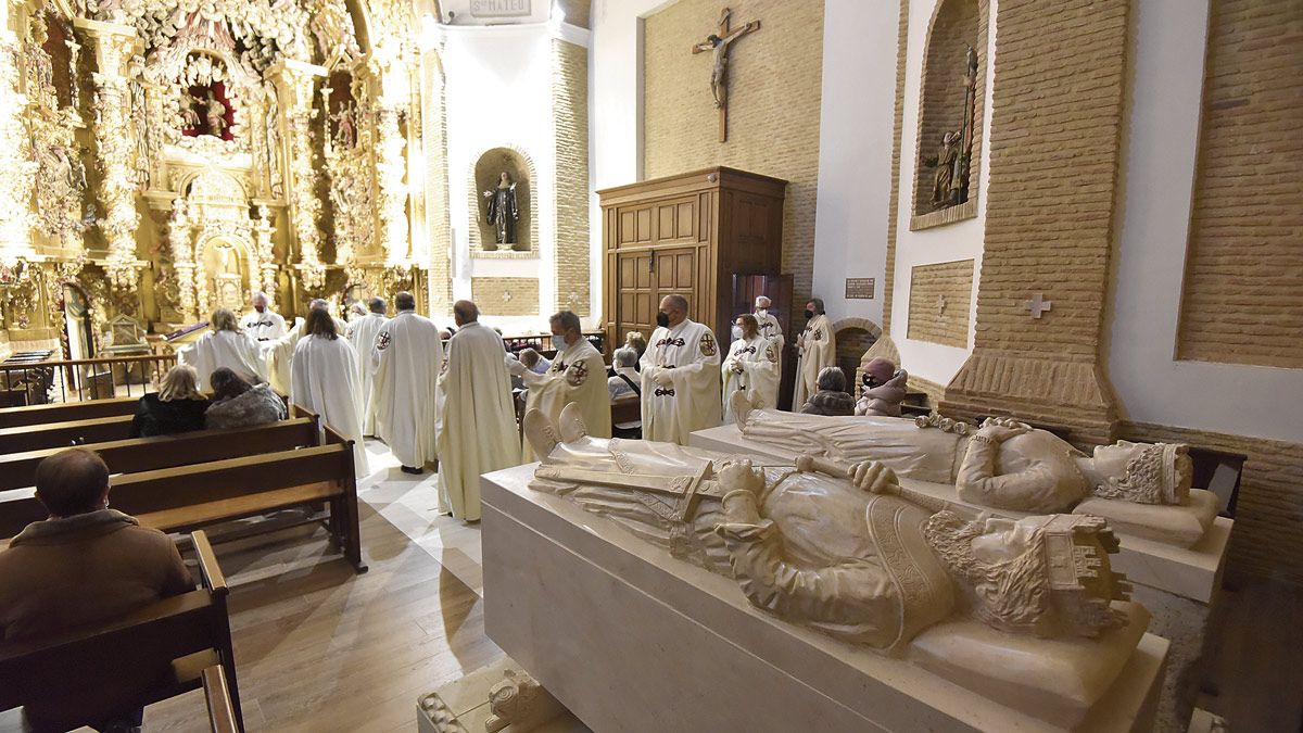 La Cofradía avanza ante las renovadas sepulturas de Alfonso VI y sus esposas. | SAÚL ARÉN