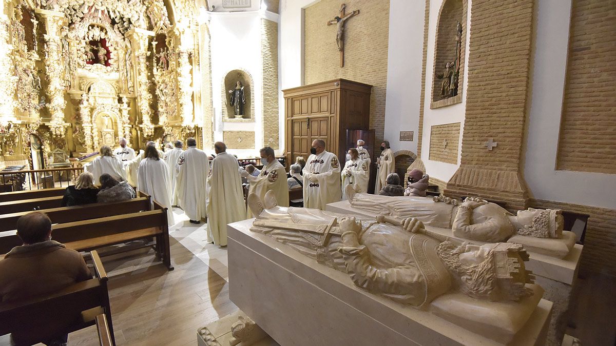 La Cofradía avanza ante las renovadas sepulturas de Alfonso VI y sus esposas. | SAÚL ARÉN La Cofradía avanza ante las renovadas sepulturas de Alfonso VI y sus esposas. | SAÚL ARÉN