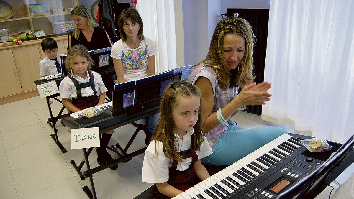 Alumnos del conservatorio Peñacorada participan en una de las clases.