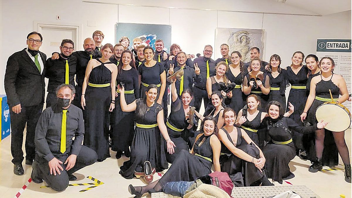 Los leoneses del Coro Ángel Barja-JJ.MM.-Universidad de León regresaron de Avilés con tres premios de su prestigioso certamen. | JUAN LUIS GARCÍA Los leoneses del Coro Ángel Barja-JJ.MM.-Universidad de León regresaron de Avilés con tres premios de su prestigioso certamen. | JUAN LUIS GARCÍA