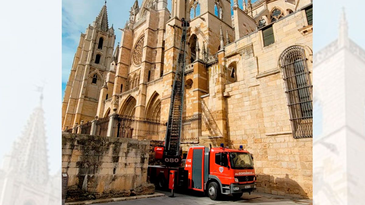 Un momento de la intervención en la Catedral. | BOMBEROS AYTO DE LEÓN Un momento de la intervención en la Catedral. | BOMBEROS AYTO DE LEÓN