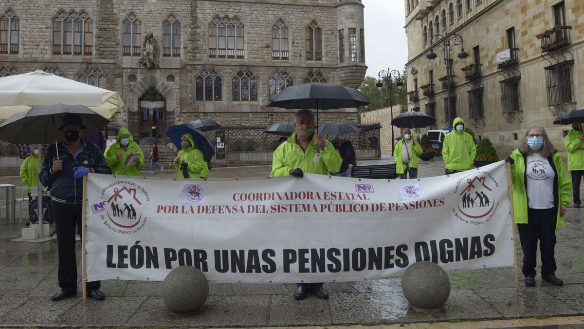 Una protesta de pensionistas en León en una imagen de archivo. | MAURICIO PEÑA