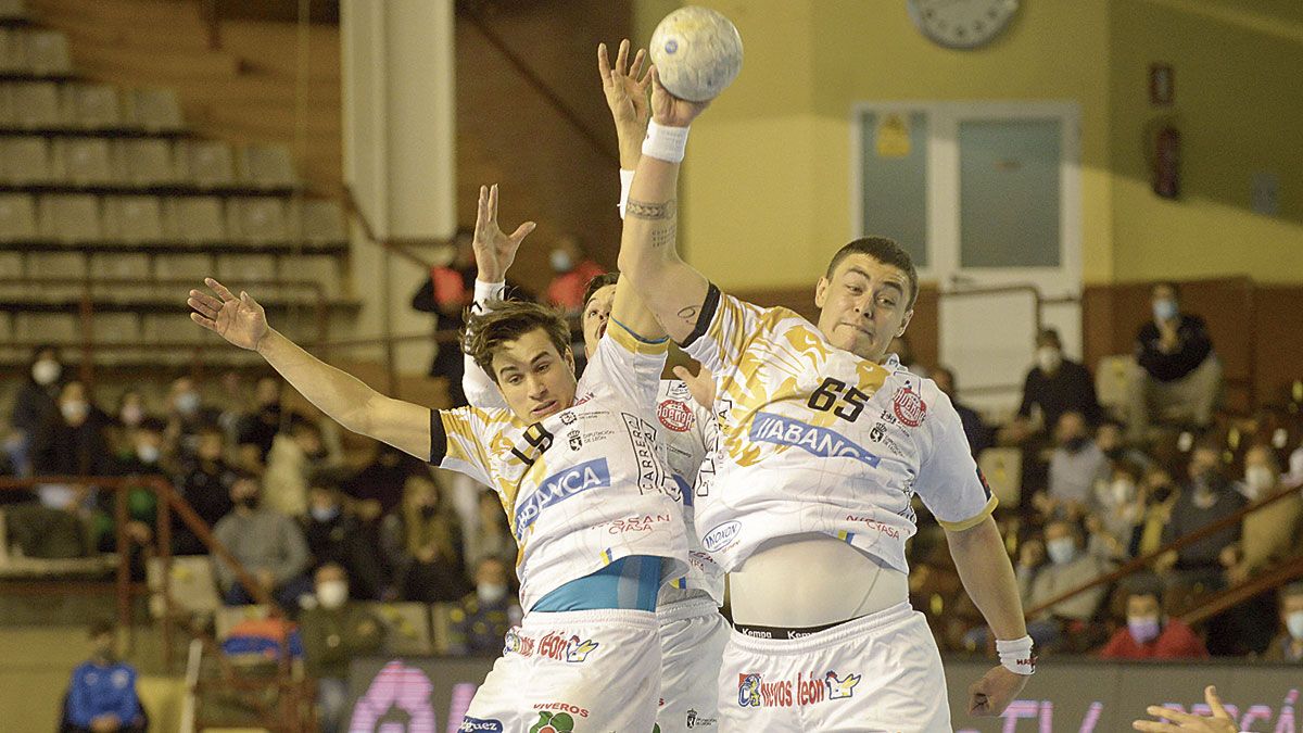 Gonzalo y Santista intentan atrapar un balón. | MAURICIO PEÑA Gonzalo y Santista intentan atrapar un balón. | MAURICIO PEÑA