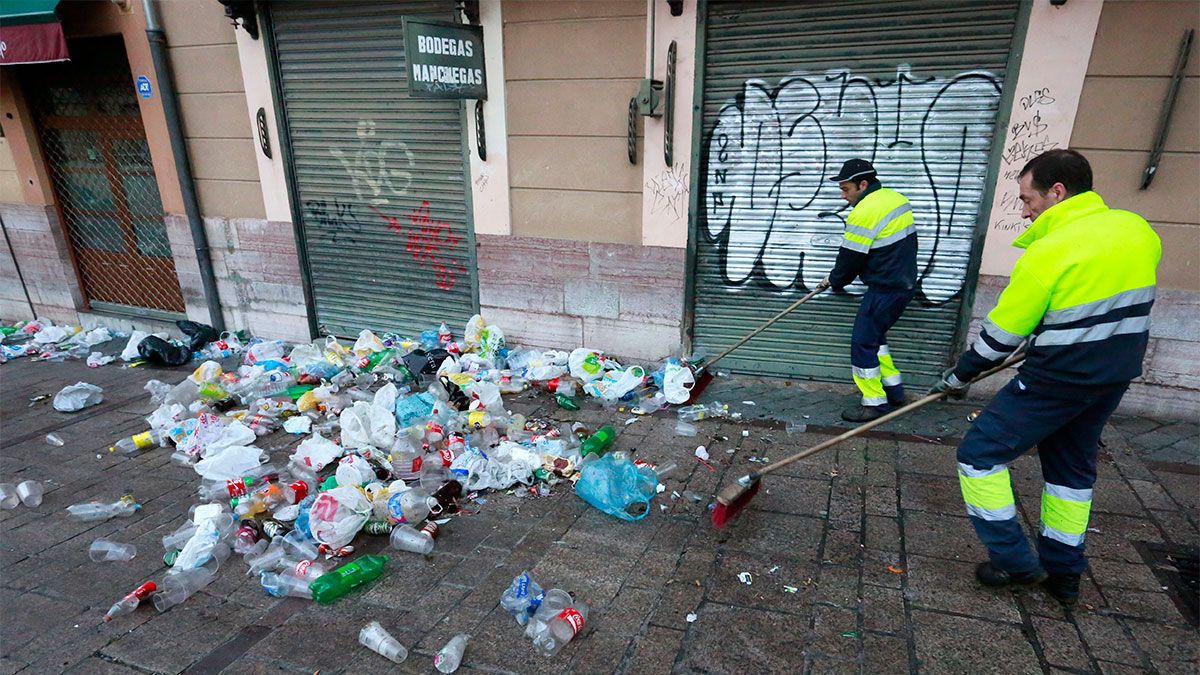 Imagen de archivo de una huelga del servicio municipal de recogida de basuras. | DANIEL MARTÍN Imagen de archivo de una huelga del servicio municipal de recogida de basuras. | DANIEL MARTÍN