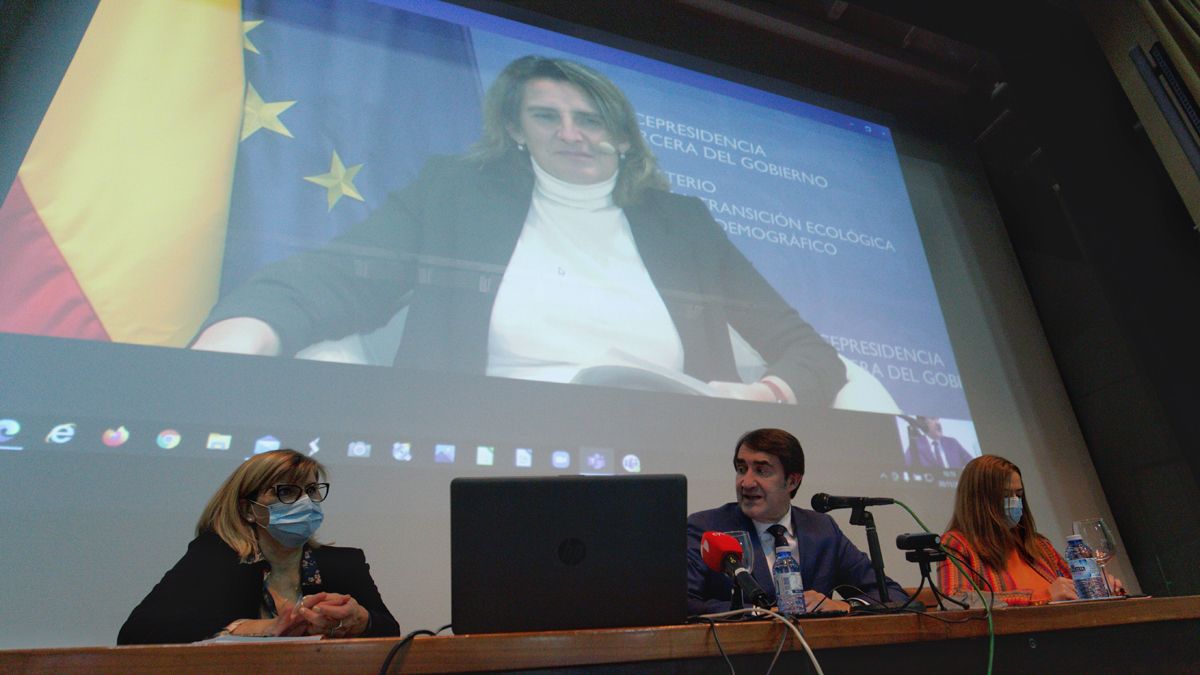 La ministra, interviniendo por videoconferencia en el acto celebrado en Fabero. | Ical