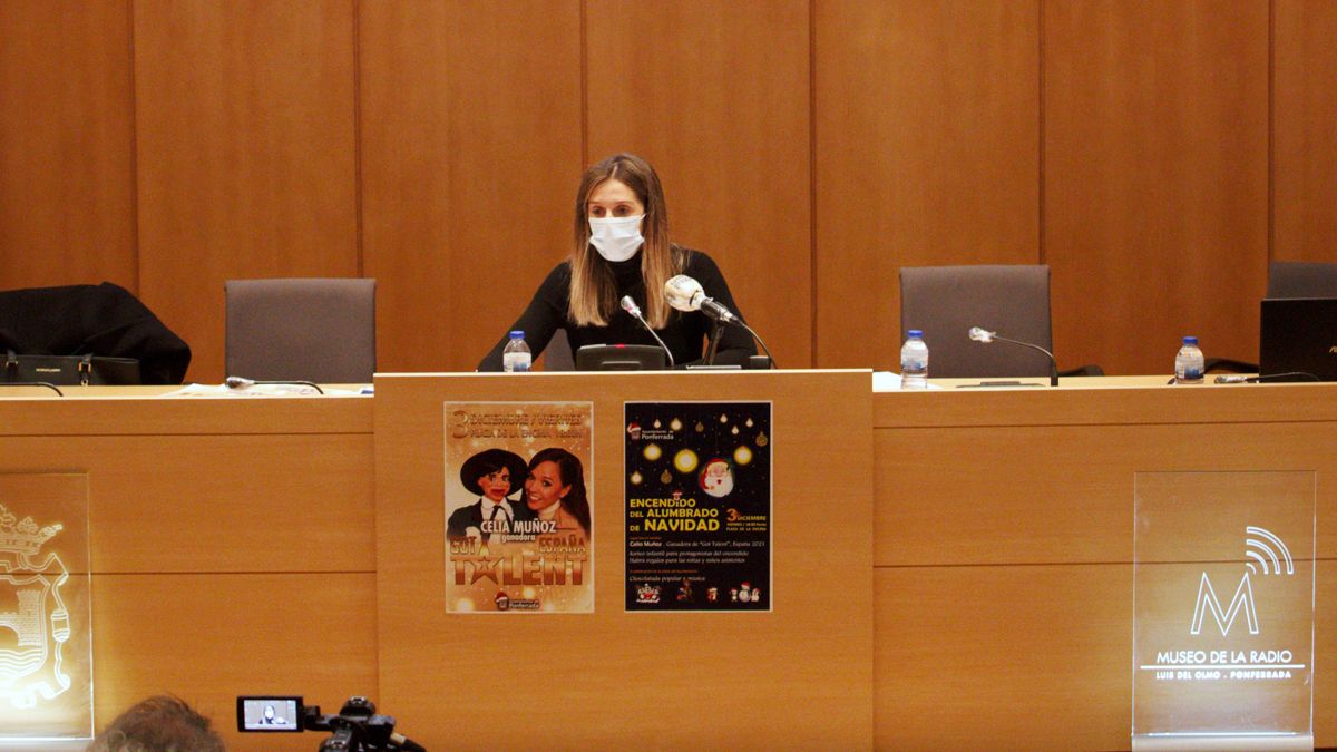 Lorena Valle, concejala de Fiestas, presentando el programa.