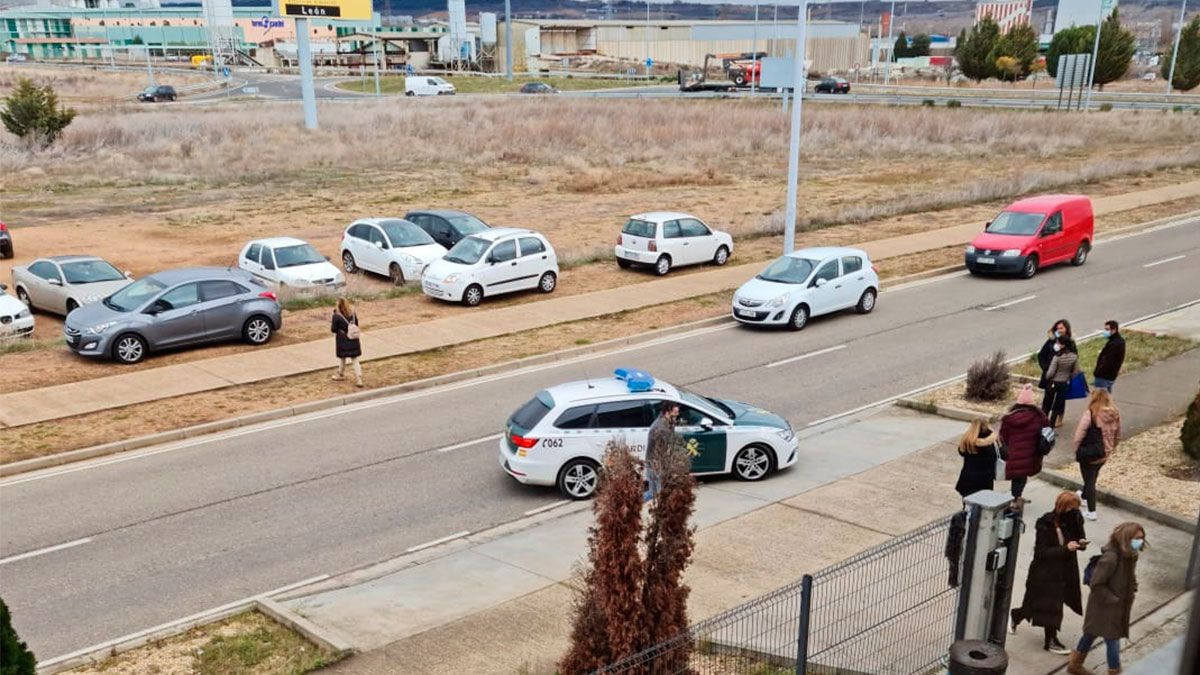 La Guardia Civil a su llegada al centro de trabajo de Digitex en el Polígono de Onzonilla. | L.N.C.