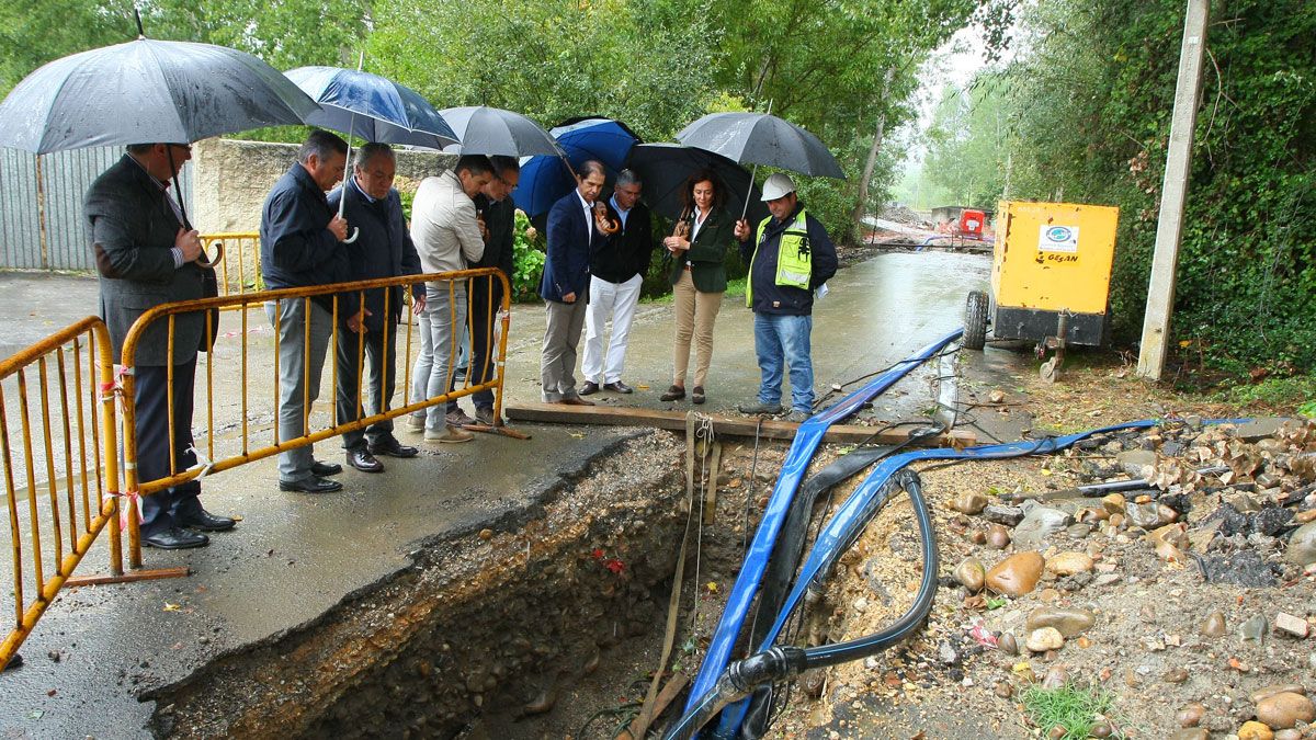 Francisco Marín visitó este miércoles junto a representantes municipales y varios técnicos las obras en la Edar de Villadepalos. | César Sánchez (Ical)