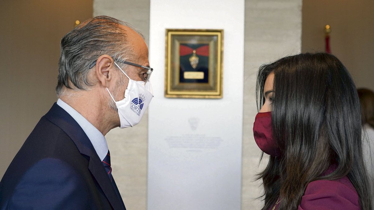 El presidente de las Cortes, Luis Fuentes, y Ana Gutiérrez García, hija del fallecido doctor Fernando Gutiérrez. | ICAL