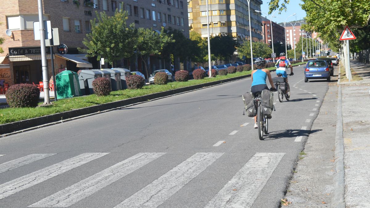 Un ciclista utiliza el puesto de 'Bici-café' en la plaza Julio Lazúrtegui de Ponferrada. | L.N.C.