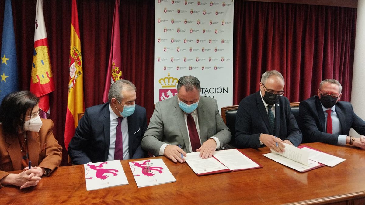 Ramon y Morán, en el centro, firmaron el convenio entre ambas instituciones.
