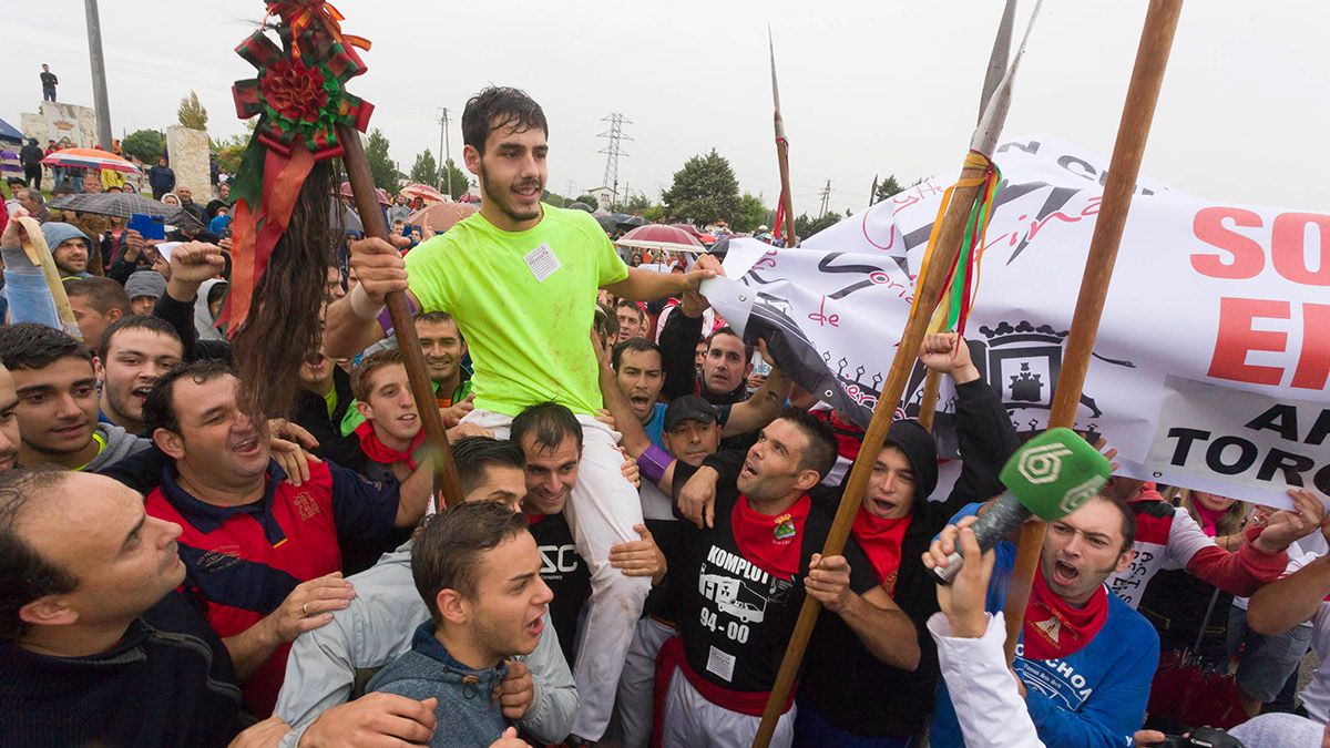 Cachobo, a hombros tras acabar con el Toro de la Vega. | ICAL