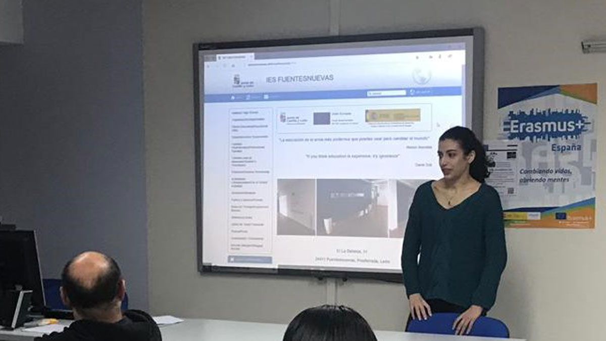 La alumna Ester Aragón Pozo, premiada por su expediente y su curriculum.