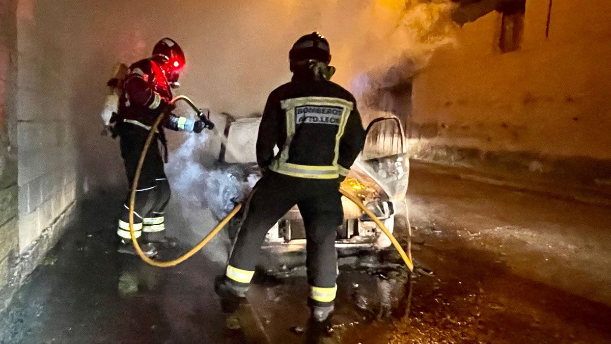 Los Bomberos en el incendio de un vehículo en Villavente. | BOMBEROS AYTO. LEÓN