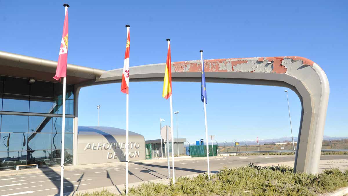 El aeropuerto, inaugurado en octubre de 2010, necesita una mano de pintura, no prevista aún por Aena.| DANIEL MARTÍN