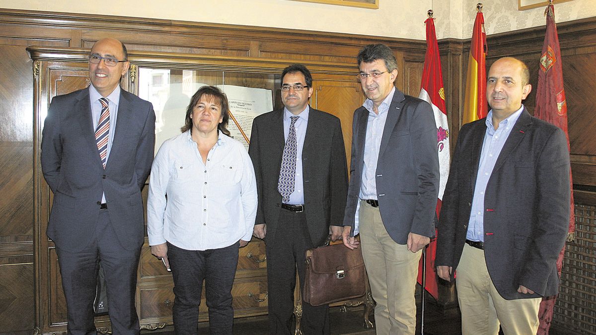 Un momento de la reunión entre los responsables de las juntas vecinales y de la Diputación de León. | L.N.C