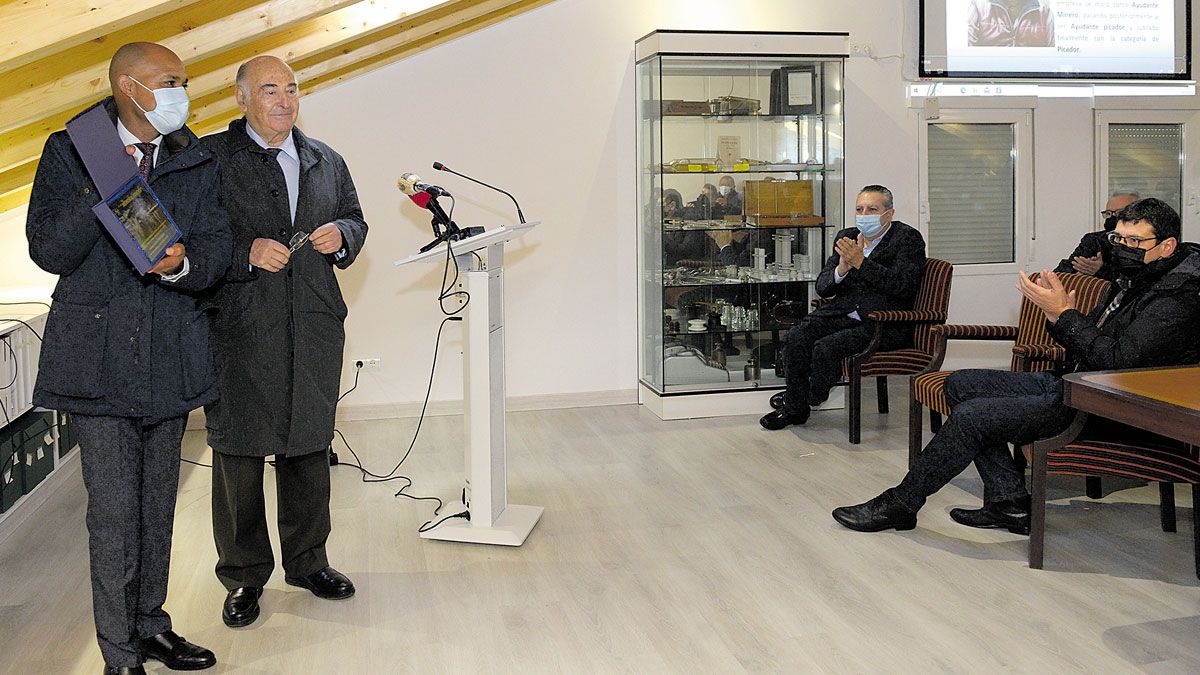 Elisio Pinto, representante de la asociación caboverdiana de Bembibre, recibió la placa de manos de Manuel Lamelas Viloria. | MAURICIO PEÑA