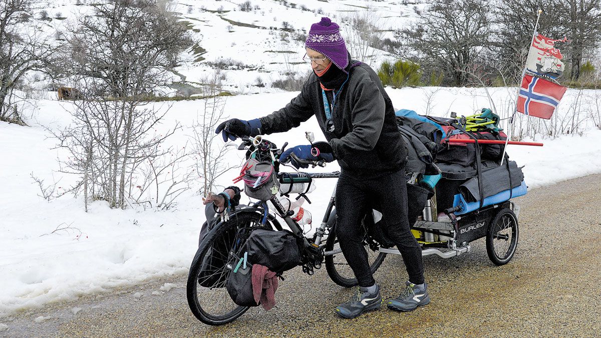 El excesivo peso de la bicicleta y su remolque/casa obligan a Janick a recorrer muchos tramos a pie, empujando todas sus posesiones. | F. FERNÁNDEZ