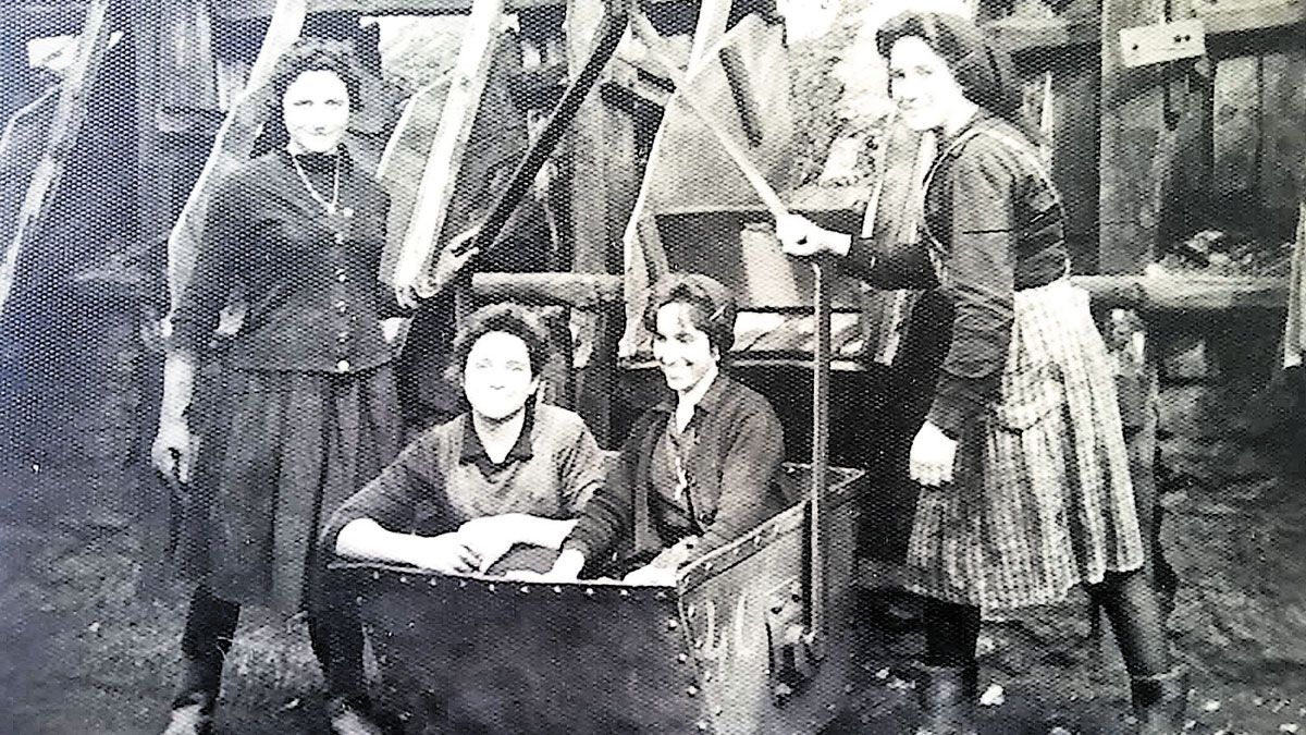 La histórica foto de las 4 mineras de Almagarinos, Hortensia, Aurora, Begoña e Irene (derecha), que acaba de fallecer a los 79 años tras una larga enfermedad.