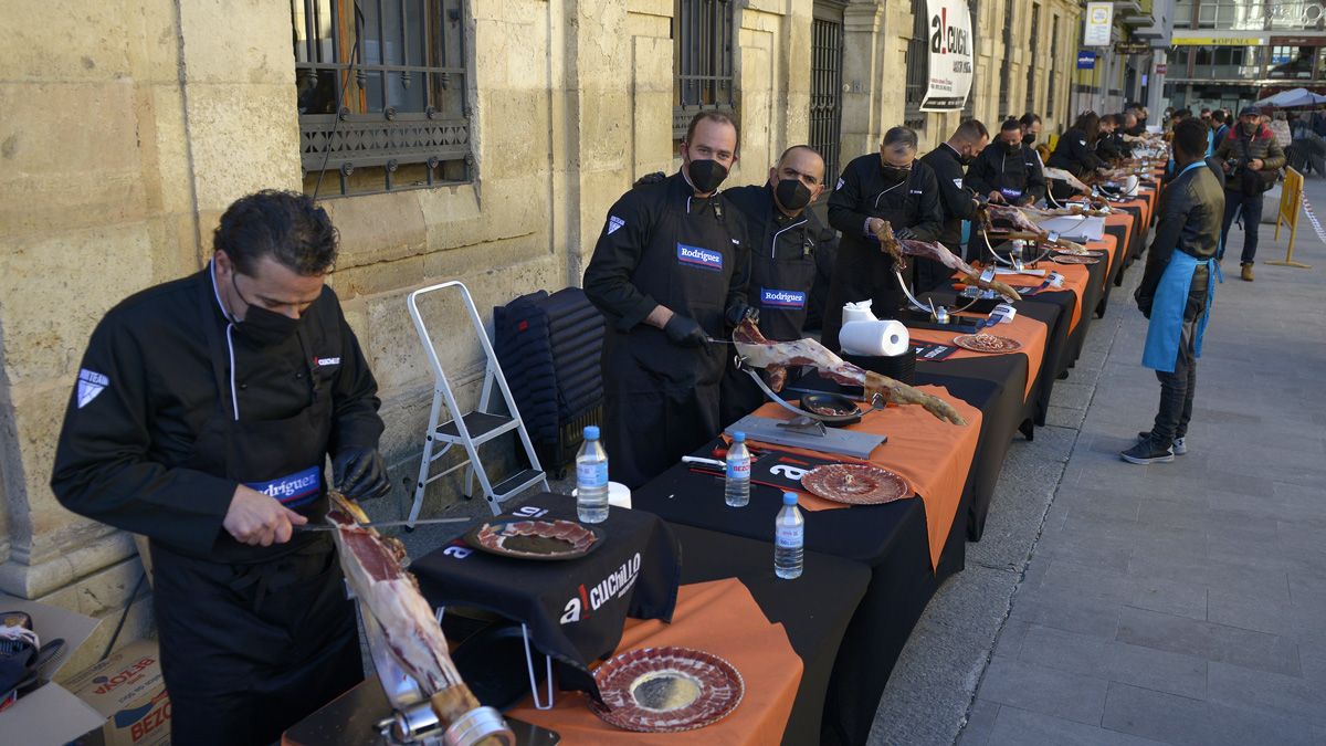 Agustín Risueño ha liderado el equipo de cortadores de jamón en el evento solidario. | MAURICIO PEÑA
