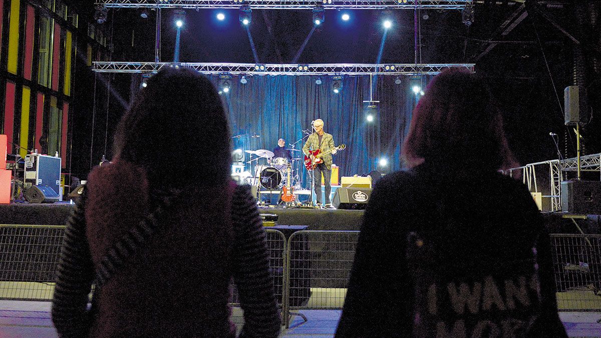 Grupos llegados desde diversos países, de Noruega a Inglaterra, se fueron sucediendo en el escenario del Palacio de Exposiciones de León. | MAURICIO PEÑA