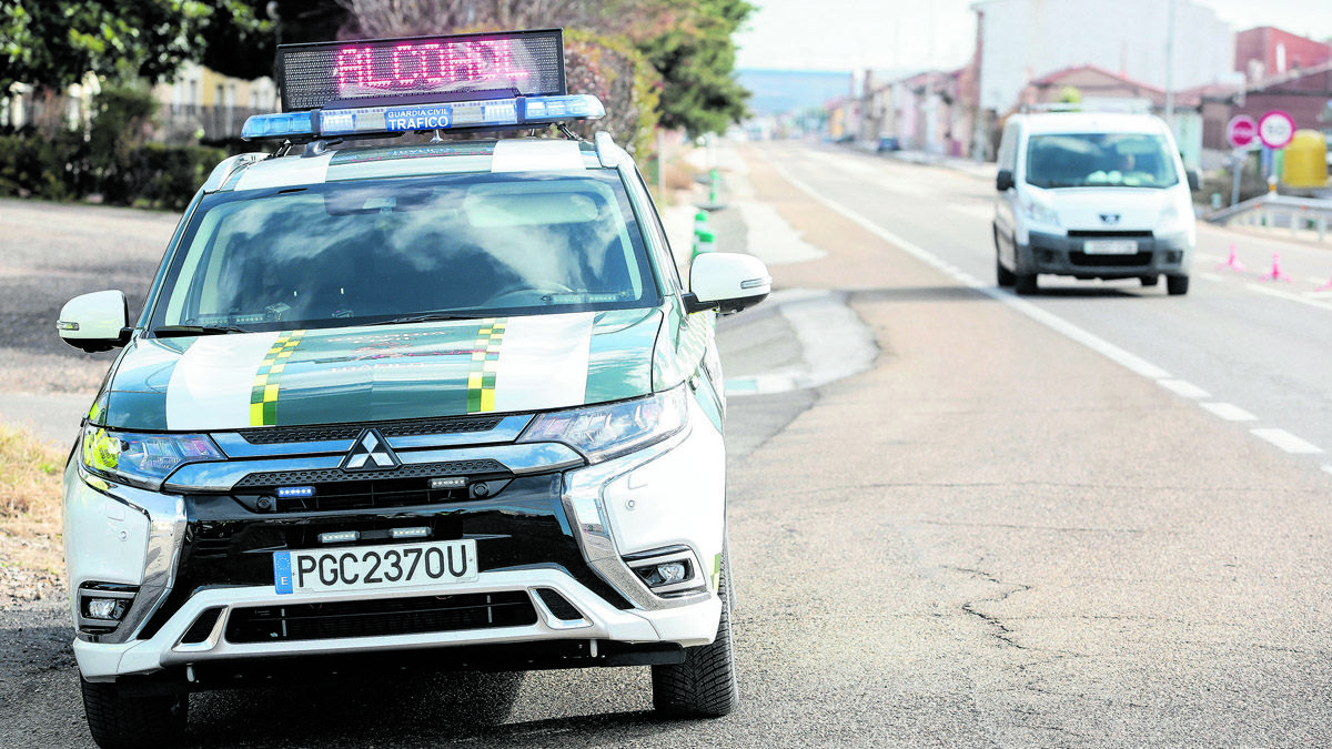 Control de la Guardia Civil de Tráfico en la carretera N-601. | CAMPILLO (ICAL)