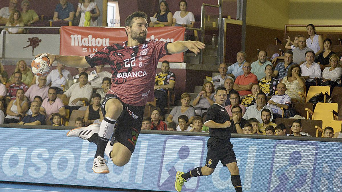 José Mario Carrillo, durante uno de los cientos de partidos que jugó en el Palacio como jugador del Ademar. | MAURICIO PEÑA