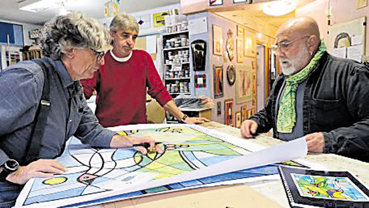 Sierra en el taller de Pacios en Ponferrada, llevando a los vidrios las formas y colores. A la derecha, una de ellas.